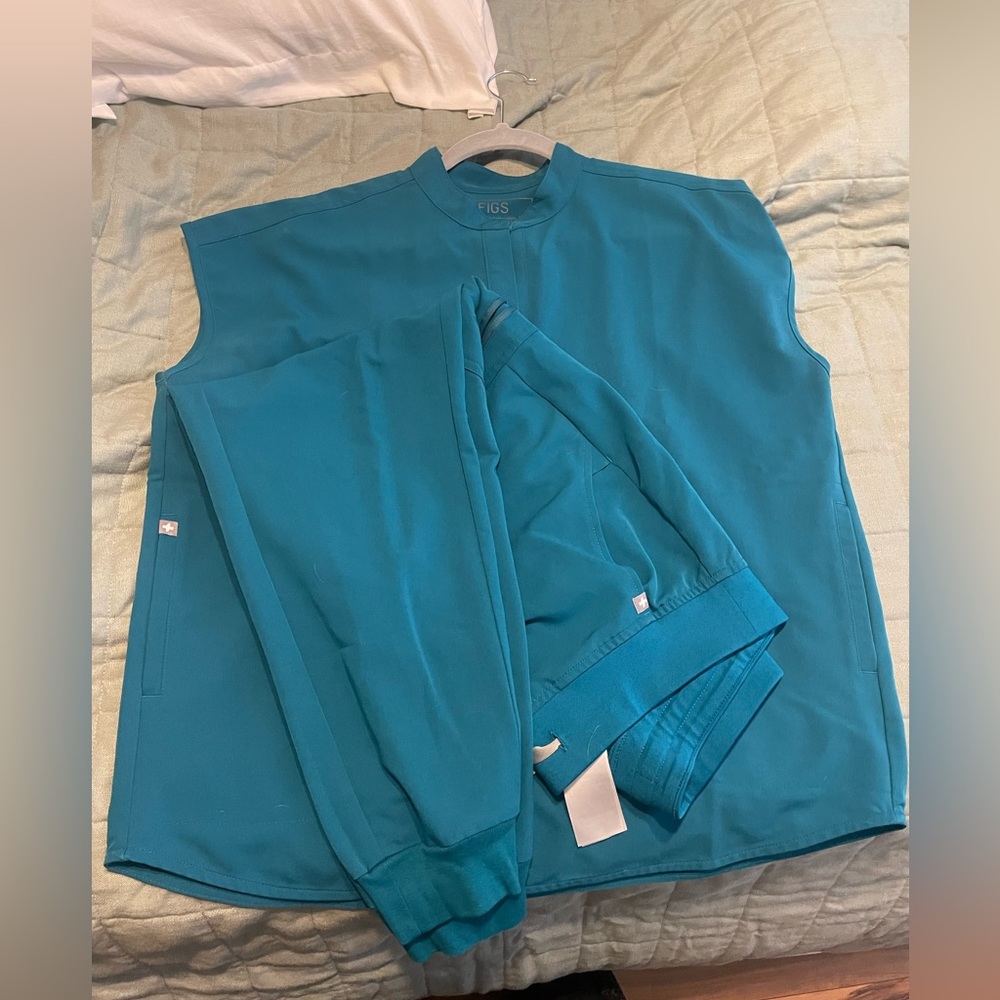 Pacific blue Rafaela top and Zamora joggers